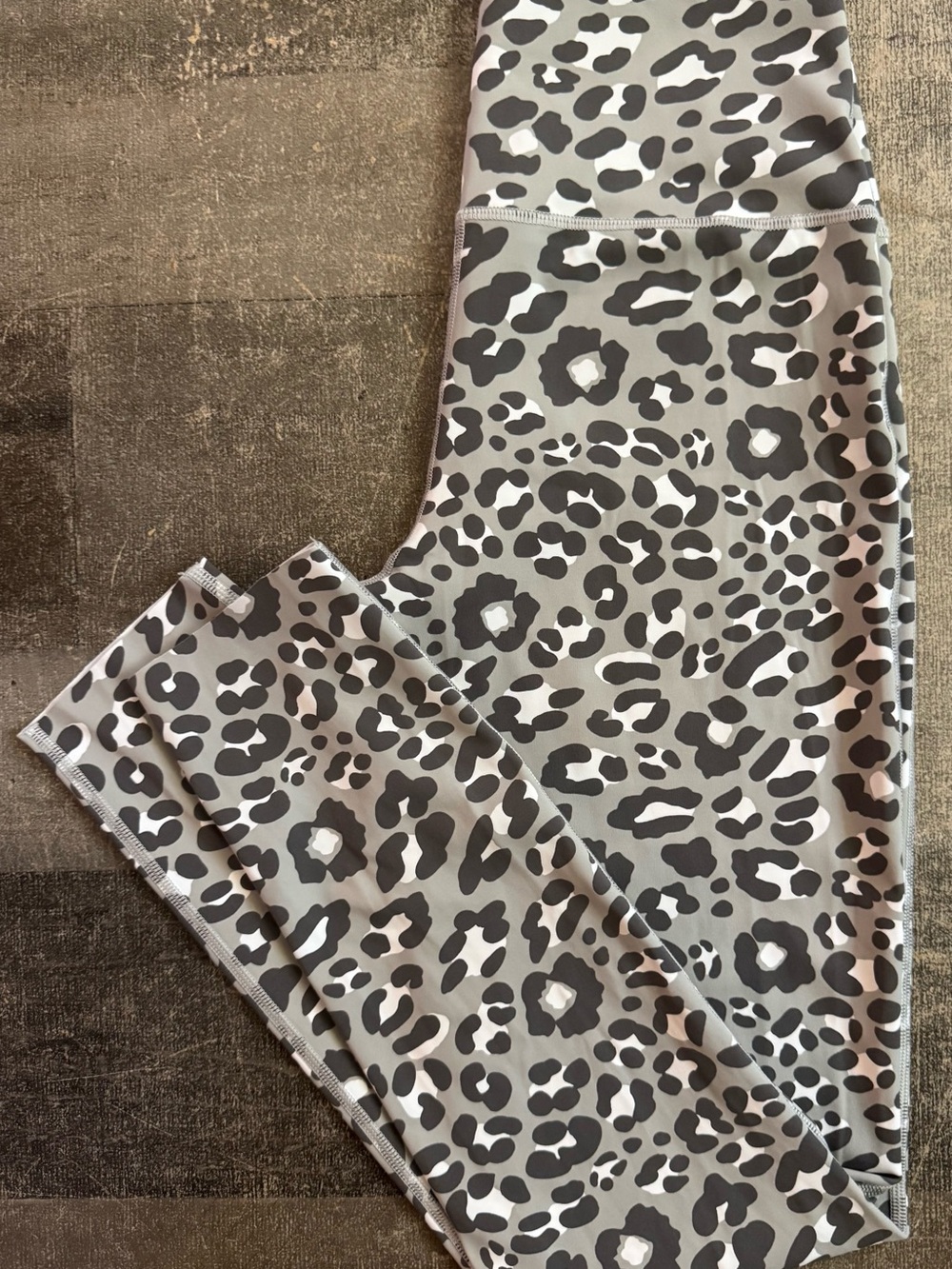 Offline by aerie Women’s Size Medium Grey & Black Leopard Print Leggings